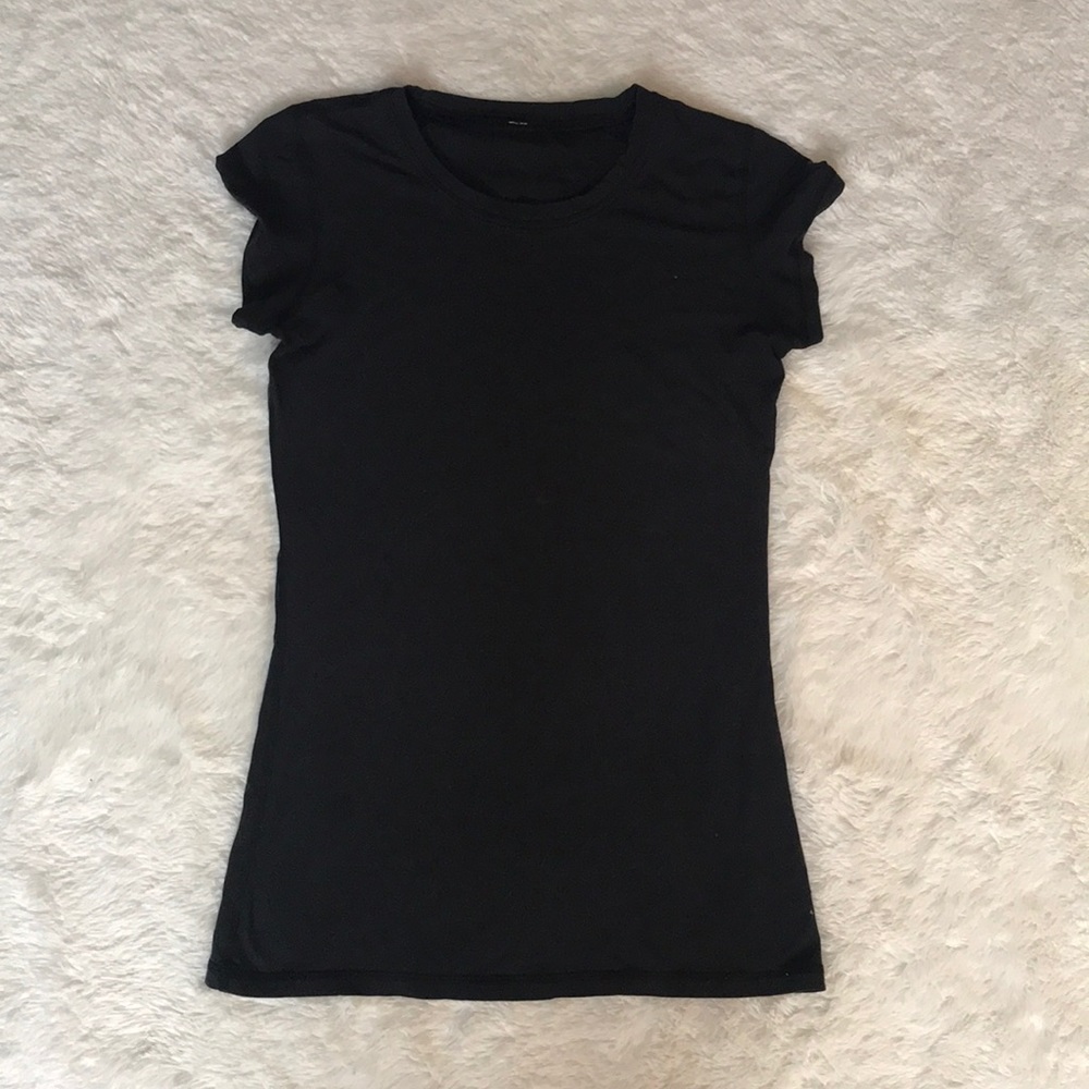 Black lululemon T-shirt